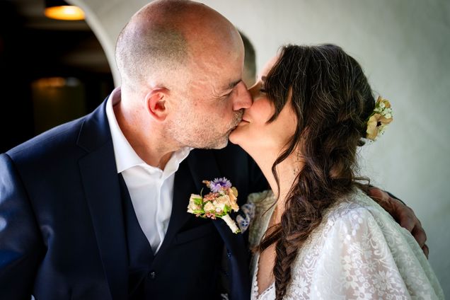 Hochzeitsfotograf Bern Kuss Brautpaar