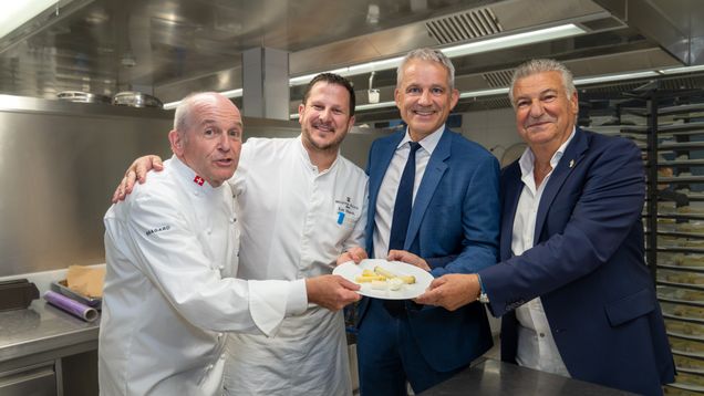 Bundesrat Beat Jans in der Küche des Hotel Bellevue.